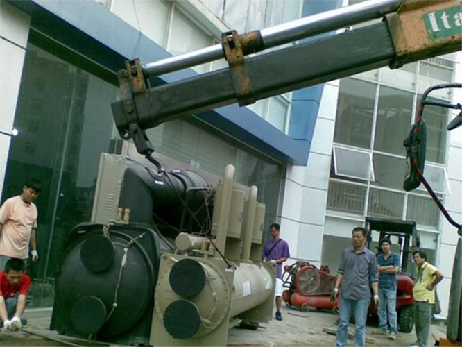 万宁市随车吊和汽车吊的核心区别是什么？哪种更省钱？