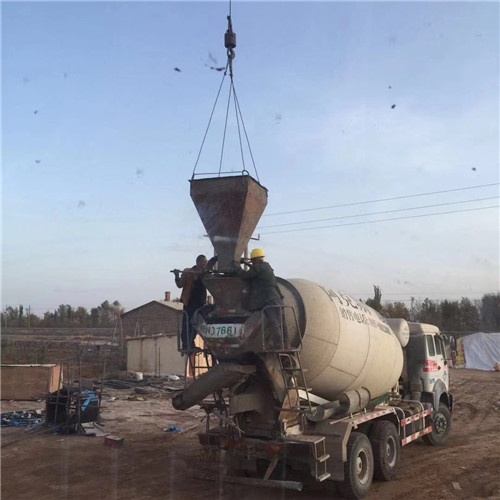 万宁市“精准瞄准”—— 吊车的 “定位导航” 技术