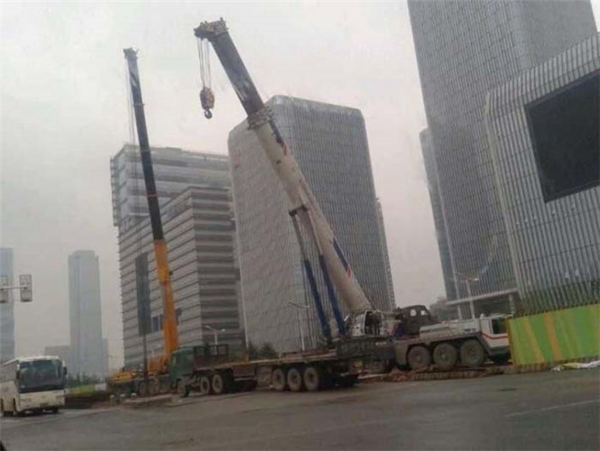 万宁市“自动找平”—— 吊车的 “平地神器” 技术