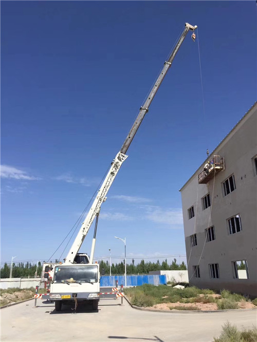 万宁市“轻装强干”—— 吊车的 “轻量化臂架” 技术